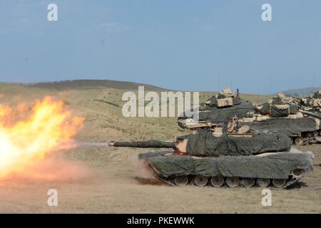 Un M1A2 Abrams tank crew affecté à la Compagnie Charlie, 2e Bataillon, 5e régiment de cavalerie, 1st Armored Brigade Combat Team, 1re Division de cavalerie de forêt sur 11 gamme de Vaziani Domaine de formation, la Géorgie, le 2 août 2018. Noble est un partenaire 2018 Forces armées géorgiennes et l'Europe de l'armée américaine dirigée par l'ensemble de l'état de préparation de l'événement l'amélioration de l'interopérabilité et de la Géorgie, États-Unis et pays participants. Banque D'Images