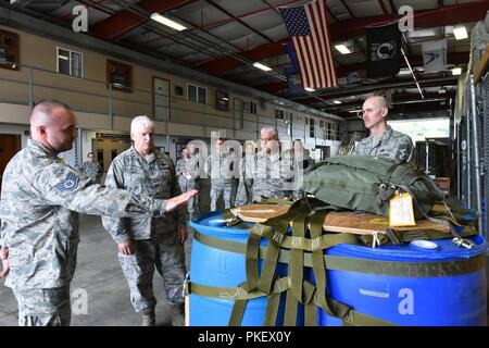 Le s.. Darren Durfee du petit Air Terminal explique comment une palette est préparé pour une goutte d'air pour le lieutenant général L. Scott Rice, directeur de l'Air National Guard, et chef du Commandement de la Garde nationale aérienne Master Sgt. Ronald Anderson lors de leur visite à la base de la Garde nationale aérienne de Stratton, New York, le 2 août 2018. Riz et visite la base pour les premiers à voir de près comment le 109e Airlift Wing's mission ici est accompli. Banque D'Images