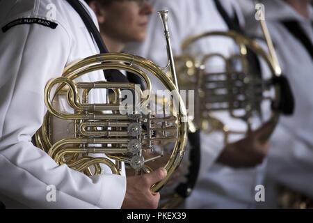 La Flotte américaine du Pacifique Groupe joue de la musique de cérémonie au cours d'une cérémonie à l'honorable Pearl Joint Base Harbor-Hickam, New York, 1er août 2018. Les participants, à : Vice-président Mike Pence, commandant du Commandement de l'Indo-Pacifique U.S. Navy Adm. Phil Davidson, barrage arrière. Jon Kreitz, Défense POW/MIA Agence Comptable Directeur adjoint, anciens combattants de la guerre de Corée et les familles de disparus coréen et le Vietnam, les troupes étaient sur place pour surveiller l'arrivée de 55 cas de transfert, recouvert du drapeau contenant ce qu'on croit être les vestiges d'American service members perdu dans la guerre de Corée. Banque D'Images