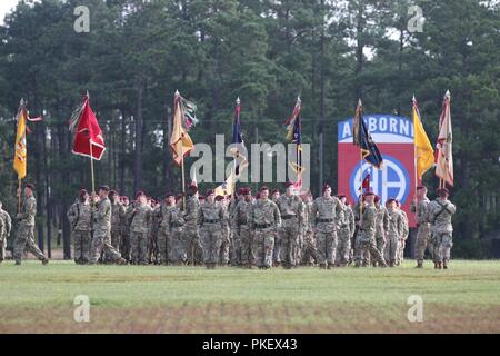 Les parachutistes de l'Armée américaine affecté à la 82e Division aéroportée terminer l'adoption de couleurs au cours de la cérémonie de passation de commandement de la division à Pike sur le terrain Fort Bragg, Caroline du Nord, 3 août 2018. La cérémonie à l'honneur, le général Michael Kurilla, le général commandant la division sortant, et s'est félicité le Major Général James Mingus nouveau commandant général. Banque D'Images