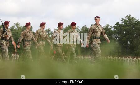 Les parachutistes de l'Armée américaine affecté à la 82e Division aéroportée mars au cours d'adopter dans l'examen d'une cérémonie de passation de commandement à Pike sur le terrain Fort Bragg, Caroline du Nord, 3 août 2018. La cérémonie à l'honneur, le général Michael Kurilla, le général commandant la division sortant, et s'est félicité le Major Général James Mingus, le nouveau commandant général. Banque D'Images