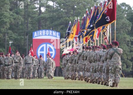 Les parachutistes de l'Armée américaine affecté à la 82e Division aéroportée terminer l'adoption de couleurs au cours de la cérémonie de passation de commandement de la division à Pike sur le terrain Fort Bragg, Caroline du Nord, 3 août 2018. La cérémonie à l'honneur, le général Michael Kurilla, le général commandant la division sortant, et s'est félicité le Major Général James Mingus nouveau commandant général. Banque D'Images