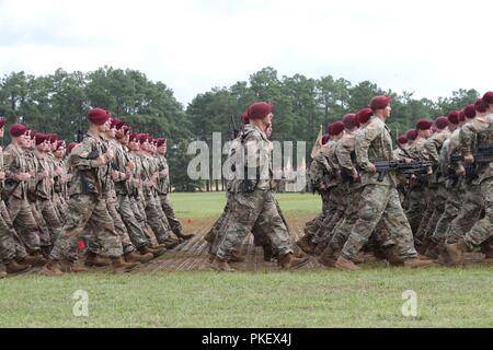 Les parachutistes de l'Armée américaine affecté à la 82e Division aéroportée mars au cours d'adopter dans l'examen d'une cérémonie de passation de commandement à Pike sur le terrain Fort Bragg, Caroline du Nord, 3 août 2018. La cérémonie à l'honneur, le général Michael Kurilla, le général commandant la division sortant, et s'est félicité le Major Général James Mingus, le nouveau commandant général. Banque D'Images