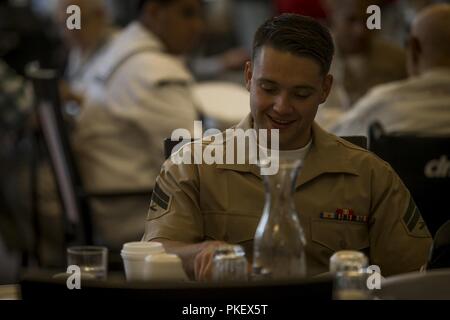 (2 août 2018) U.S. Marine Corps Cpl. Les bénévoles de l'Internet fourni par Google Benjamin Garden Club communauté de retraite au cours de la semaine de Seafair à Seattle, Washington, 3 août 2018. Seafair Fleet Week est une célébration annuelle de la mer où les services marins, marines et de la Garde côtière des États-Unis en visite de membres de la Marine et des navires de la Garde côtière et des navires du Canada font de la ville un port d'escale. Banque D'Images