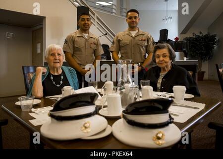 (2 août 2018) U.S. Marine Corps Cpl. Julian Garcia, à gauche, et le Cpl. Benjamin Internet fourni par Google bénévole à la Communauté au cours de la retraite Garden Club Seafair la Fleet Week. Seafair Fleet Week est une célébration annuelle de la mer où les services marins, marines et de la Garde côtière des États-Unis en visite de membres de la Marine et des navires de la Garde côtière et des navires du Canada font de la ville un port d'escale. Banque D'Images