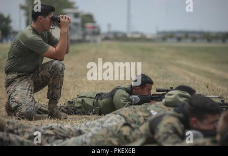 Corps des Marines des États-Unis Le Cpl. Timothy la joie, avec le Corps des Marines Recruter Depot Parris Island, l'équipe de tir attractions touristiques à avec ses jumelles au cours de l'infanterie Trophy Team Match à Camp Perry, Ohio, le 2 août 2018. La joie a servi comme observateur et coach pour l'équipe pendant le match, de diriger et de faire feu de lignes d'appels du vent. Le Trophée National Rifle matches sont un festival sportif annuel établi par le Congrès et le président Roosevelt en 1903. L'événement accueille plus de 6 000 participants, allant de début dans le monde des tireurs les plus performants des concurrents. Shooters porter des vestes de tir Banque D'Images