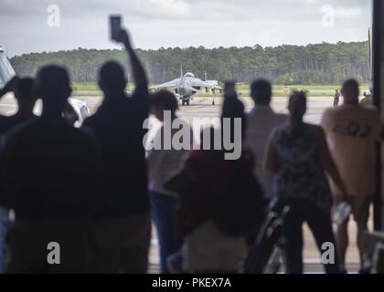 Familles attendent de leurs êtres chers à revenir d'un déploiement de sept mois avec la 26e Marine Expeditionary Unit (MEU) au Marine Corps Air Station Cherry Point, N.C., le 2 août 2018. Les Marines ont été accueillis par des familles, amis et proches à l'AVL-542 hangar. Banque D'Images