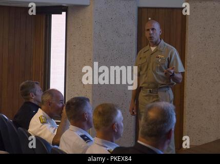 SEATTLE (2 août 2018) Arrière Adm. Darren Hanson, commandant adjoint de la Troisième flotte américaine, prend la parole lors du Seafair Seattle l'appui de la défense aux autorités civiles (DSCA) La haute direction Engagement Session à l'Édifice Fédéral Jackson dans le centre-ville de Seattle. Seafair Fleet Week est une célébration annuelle de la mer où les services marins, marines et de la Garde côtière des États-Unis en visite de membres de la Marine et des navires de la Garde côtière et des navires du Canada font de la ville un port d'escale. Banque D'Images