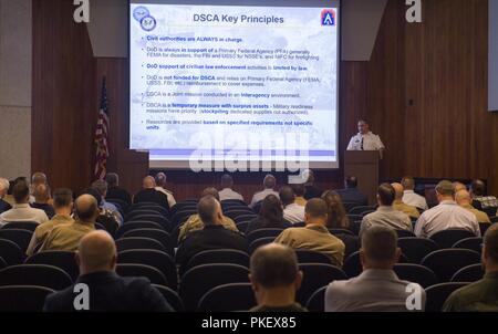 SEATTLE (Août 2, 2018) Le Colonel David Spess, adjoint à l'agent de coordination de la défense de l'élément de coordination de la Défense Région X, prend la parole lors du Seafair Seattle l'appui de la défense aux autorités civiles (DSCA) La haute direction Engagement Session à l'Édifice Fédéral Jackson dans le centre-ville de Seattle. Seafair Fleet Week est une célébration annuelle de la mer où les services marins, marines et de la Garde côtière des États-Unis en visite de membres de la Marine et des navires de la Garde côtière et des navires du Canada font de la ville un port d'escale. Banque D'Images