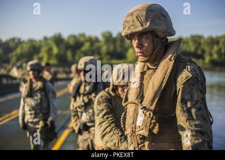 Les Marines américains avec Bridge Company, 6e, 4e Bataillon d'appui du Groupe Logistique Maritime et Bridge Company, 7e Bataillon de soutien du génie, 1MLG, travailler avec des soldats avec la 375e compagnie d'ingénieurs, 476e bataillon du génie, 926e Brigade du génie, d'obtenir les dernières sections du pont pendant l'agression de la rivière 2018 à Fort Chaffee, arche., 25 juillet 2018. Le soutien de transition pour les opérations de franchissement sont essentiels à la mobilité des forces militaires des États-Unis par le biais de terrain qui n'est pas accessible. Banque D'Images