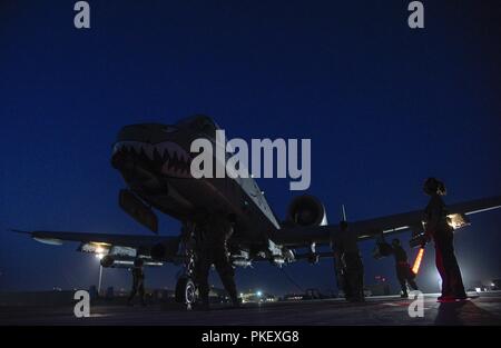 Les chefs d'équipage du 75e Escadron de chasse expéditionnaire de mener des vérifications avant vol sur un A-10C Thunderbolt II avant le décollage de l'aérodrome de Kandahar, Afghanistan, 2 août 2018. Les Aviateurs, de Moody Air Force Base, la Géorgie, sont déployés dans le cadre de l'opération Liberté's Sentinel en fournissant un appui aérien rapproché aux forces afghanes et d'autres partenaires de coalition. Banque D'Images