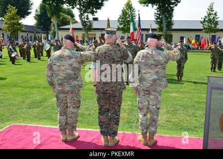 Corps des Marines américains, le général Thomas D. Waldhauser, commandant de l'Africom (centre), le Brig. Le général Eugene J. LeBoeuf, commandant sortant de l'Afrique de l'armée américaine en général (à droite), et le Major-général Roger L. Cloutier nouveau commandant de l'Afrique de l'armée américaine (à gauche), salue la formation de troupes pendant l'armée américaine l'Afrique et le Sud de l'European Task Force cérémonie de passation de commandement à Carlo Caserma Ederle à Vicenza, Italie, le 2 août 2018. Banque D'Images