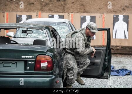 Les forces de sécurité d'un spécialiste de la 193e Escadron d'opérations spéciales les forces de sécurité, New York Air National Guard, quitte un véhicule lors d'un mouvement de tir réel percer le 26 juillet, 2018 à Prineville, Oregon. Le 193e SOSFS aviateurs a mené un véhicule armé de trois jours de cours de la défense où il a obtenu plusieurs exercices de mouvement de tir réel, l'apprentissage d'engager une menace de l'intérieur, à travers et autour des véhicules. Banque D'Images