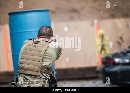 Les forces de sécurité d'un spécialiste de la 193e Escadron d'opérations spéciales les forces de sécurité, New York Air National Guard, engage une cible avec son pistolet M9 26 juillet 2018 à Prineville, Oregon. Le 193e SOSFS aviateurs a mené un véhicule armé de trois jours de cours de la défense où il a obtenu plusieurs exercices de mouvement de tir réel, l'apprentissage d'engager une menace de l'intérieur, à travers et autour des véhicules. Banque D'Images