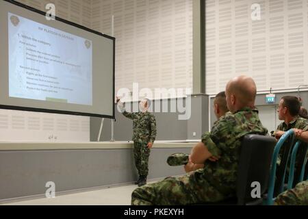 Le capitaine de l'Armée bulgare Mihail Kostadinov, commandant de la Compagnie Alpha, 31 Bataillon mécanisé des mémoires de soldats de l'armée des États-Unis, l'OTAN et les pays partenaires sur les tactiques, les techniques et les procédures pour l'exercice Platinum Lion, Selo Domaine de formation, la Bulgarie, le 31 juillet 2018. Cette réunion est à l'appui de la résolution de l'Atlantique, un exercice d'entraînement durables entre l'OTAN et des Forces américaines. Banque D'Images