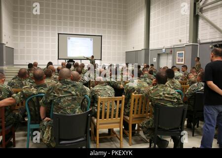 Le capitaine de l'Armée bulgare Mihail Kostadinov, commandant de la Compagnie Alpha, 31 Bataillon mécanisé des mémoires de soldats de l'armée des États-Unis, l'OTAN et les pays partenaires sur les tactiques, les techniques et les procédures pour l'exercice Platinum Lion, Selo Domaine de formation, la Bulgarie, le 31 juillet 2018. Cette réunion est à l'appui de la résolution de l'Atlantique, un exercice d'entraînement durables entre l'OTAN et des Forces américaines. Banque D'Images