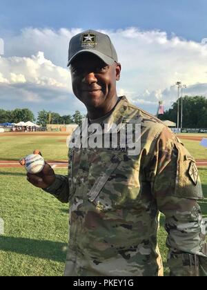 Le brig. Le général Milford 'Beagle' Beags Jr., commandant de Fort Jackson, montre un base-ball instants avant qu'il a lancé la première balle de cérémonie à la Lexington Blowfish Journée d'appréciation de l'armée d'un match de baseball le 28 juillet. (Crédit photo : M. Nicholas Salcido (Jackson)) Banque D'Images