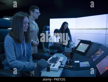 NEWPORT, R.I. (31 juillet 2018) Camille Clark de Bloomfield, New York, une étoile d'or de l'adolescence, prend le contrôle du navire de combat littoral (LCS) complet pont de Mission formateur au cours d'une visite à l'École d'officiers de guerre de surface. Le LCS pleine pont de Mission permet aux étudiants de naviguer virtuellement dans et hors des ports désignés en utilisant les commandes d'un hautement sophistiqués du vrai LCS. Étoile d'or de l'adolescence, à 18 ans, sont des enfants survivants de militaires qui ont perdu la vie dans l'exercice de leurs fonctions tout en servant dans l'armée, de la Marine et du Corps des Marines et des unités d'opérations spéciales. Vingt et un jeunes ont participé à une semaine de G Banque D'Images