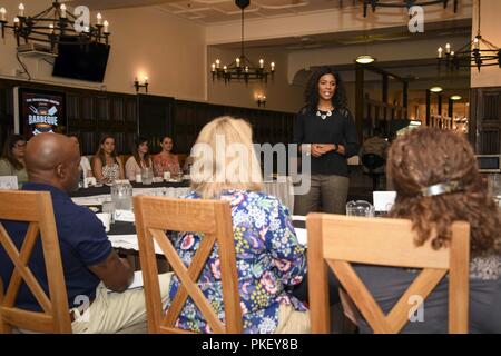 Tonya Wright, épouse de Maître Chef Sgt. de l'Armée de l'air Kaleth O. Wright, parle avec l'équipe Mildenhall conjoints au cours d'un petit déjeuner à l'entrée de la salle à manger à RAF Mildenhall, Angleterre, 3 août 2018. Mme Wright a rencontré des conjoints, l'équipe de Mildenhall où elle répond aux questions et écouté leurs points de vue en tant que conjoints de militaires. Banque D'Images