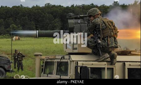 Un bataillon de marine avec l'équipe d'atterrissage, 1er Bataillon, 2ème Marines, 22e Marine Expeditionary Unit (MEU) s'engage sur une cible avec un missile TOW lors d'une gamme dans le cadre de la 22e MEU déploiement pour l'entraînement à Fort A.P. Hill, VA., 3 août 2018. La formation a permis d'intégrer les marines d'assaut amphibie, les réservoirs des véhicules, des aéronefs, des tirs indirects, des mortiers et de l'infanterie en une série d'armes combinées des gammes de tir réel afin de maintenir les compétences pour leur déploiement à venir. Banque D'Images