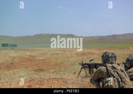 Les soldats des troupes de la foudre, 3e Escadron, régiment de cavalerie 2d engager une cible vers le bas, pendant deux jours du squad de tir réel pendant 18 ans au partenaire Noble Formation Vaziani, Géorgie, le 2 août 2018. Noble est un partenaire des forces armées géorgiennes et l'Europe de l'armée américaine dirigée par l'ensemble de l'exercice dans sa quatrième version. L'exercice est destiné à soutenir et à améliorer l'état de préparation et l'interopérabilité de la Géorgie, les États-Unis et les nations participantes au cours d'une opération de formation multinationale. Banque D'Images