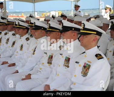 NORFOLK, Virginie (Août 3, 2018) sous-marins de la force sous-marine assister à la cérémonie de passation de commandement à bord de la classe Virginia-sous-marin d'attaque rapide USS Virginia (SSN 787) à Norfolk, Va. Vice Adm. Charles A. Richard soulagé Vice Adm. Joseph E. Tofalo comme commandant des forces sous-marines. Banque D'Images