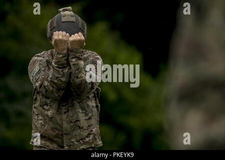 Un parachutiste de l'Armée américaine au cours de l'entraînement soutenu pratiques 2018 Leapfest à l'université de Rhode Island à West Kingston, R.I., 1er août 2018. Est le plus grand, le Leapfest plus ancien de l'international, formation en parachutisme en ligne statique de la concurrence et de l'événement organisé par le 56e commandement de troupes, la Garde nationale de Rhode Island, à promouvoir la formation technique de haut niveau et l'esprit de corps au sein de la communauté dans l'internationale. Plus de 300 parachutistes de neuf pays différents participent cette année. Banque D'Images