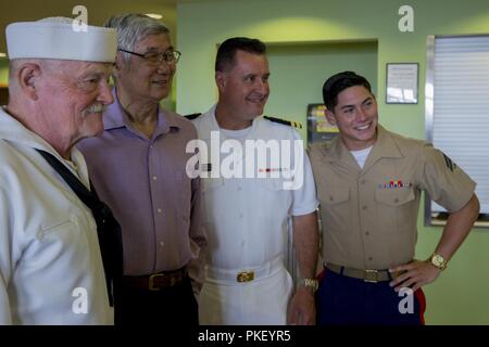 SEATTLE ( 3 août 2018) Les Marines américains et les marins bénévole à la Pike Place Senior Centre pendant la semaine de Seafair. Seafair Fleet Week est une célébration annuelle de la mer où les services marins, marines et de la Garde côtière des États-Unis en visite de membres de la Marine et des navires de la Garde côtière et des navires du Canada font de la ville un port d'escale. ( U.S. Marine Corps Banque D'Images