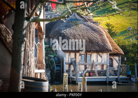 Hobbiton movie set créé au film Le Seigneur des Anneaux et Le Hobbit. Vue sur le moulin à eau au coucher du soleil. Banque D'Images