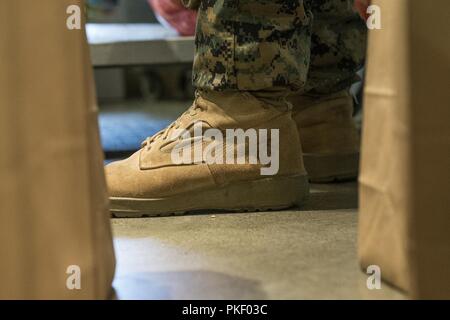 SEATTLE (Août 3, 2018) U.S. Marine Corps Cpl. Matthieu, un mortarman Mikyska avec 2e Bataillon, 7e Régiment de Marines, les bénévoles de la famille juive au cours de la semaine de Seafair. Seafair Fleet Week est une célébration annuelle de la mer où les services marins, marines et de la Garde côtière des États-Unis en visite de membres de la Marine et des navires de la Garde côtière et des navires du Canada font de la ville un port d'escale. Banque D'Images