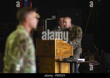 Le capitaine Joseph Brunone HHC, 1er du 141e d'infanterie, parle aux soldats pendant la cérémonie de correctifs sur Camp Lemonnier, Djibouti, le 2 août 2018. Le 2 août, a été le délai de 30 jours pour la Force de déploiement de l'Alamo, la première occasion pour ces soldats à porter leur déploiement de correctifs. Banque D'Images