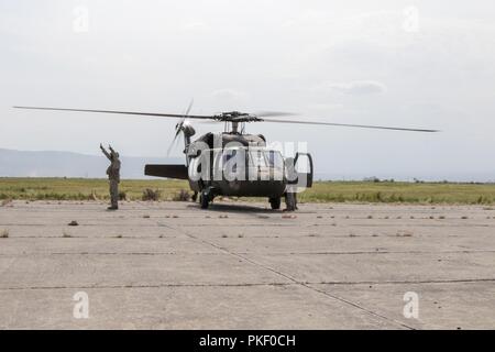 La Géorgie UN UH-60 de la Garde nationale de l'Armée chef d'équipage affectés à la Marietta, Ga, fondé la compagnie Alpha, 1er Bataillon, 171e Régiment d'aviation, des signaux aux troupes du chargement de l'aéronef à l'entraînement de Vaziani, la Géorgie tout en menant des opérations d'orientation Local pendant 18 Partenaire Noble le 3 août 2018. La formation est avec les forces armées géorgiennes et d'autres pays dans le cadre de l'armée américaine l'Europe et la Géorgie en collaboration. L'Armée américaine Banque D'Images