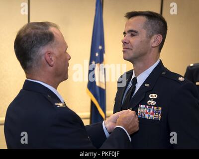 Le colonel Stephen Lanier, commandant du Groupe des opérations 315, présente une Médaille du service méritoire au Lieutenant-colonel Hamilton Underwood, 4e Escadron, commandant de la Caméra de combat au cours d'une cérémonie de passation de commandement du 3 août 2018, à Joint Base Charleston, S.C. La 4ème SDCC est la seule caméra de combat de réserve et de l'unité est une force d'intervention rapide, spécialisée dans la documentation de l'antenne. Underwood a servi comme commandant de la 4ème SDCC 2014 à 2015, puis de nouveau de 2017 à 2018, après l'unité reconstituée. Banque D'Images