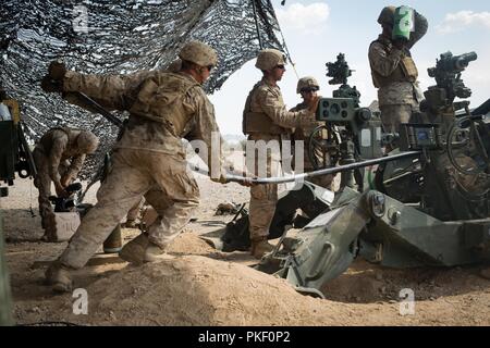 Les Marines américains avec 2e Bataillon, 11ème Marines, 1 Division de marines (MARDIV), charger un M777 155mm Howitzer remorqué pendant l'exercice Furie d'été, à l'éventail 2057 Sud, en Californie, le 1 août 2018. L'exercice a été réalisé pour accroître la maîtrise des opérations de 1ère MARDIV en intégrant l'établissement, de la transition et de l'élimination progressive au contrôle des aéronefs et des missiles sur plusieurs endroits. Banque D'Images