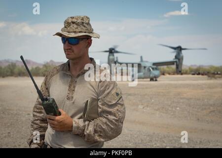 Le sergent du Corps des Marines des États-Unis. Kaleb Coy, un appui feu avec Marine batterie siège, 11e Régiment de Marines, 1 Division de marines (MARDIV), complète la finale de l'attaque conjointe lors de l'exercice des missions du contrôleur de l'été 2057, à la fureur, en Californie du Sud gamme, 2 août 2018. L'exercice a été réalisé pour accroître la maîtrise des opérations de 1ère MARDIV en intégrant l'établissement, de la transition et de l'élimination progressive au contrôle des aéronefs et des missiles sur plusieurs endroits. Banque D'Images