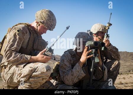 Le sergent du Corps des Marines des États-Unis. Elijah Smith, à gauche, le cap. Xavier Tapia, milieu, et le Sgt. Kaleb Coy, l'appui feu Marines avec le Siège Batterie, 11ème Marines, 1 Division de marines (MARDIV), la pratique de la finale de l'attaque conjointe des missions du contrôleur pendant l'exercice Furie d'été, à l'éventail 2057 Sud, Californie, 3 août 2018. L'exercice a été réalisé pour accroître la maîtrise des opérations de 1ère MARDIV en intégrant l'établissement, de la transition et de l'élimination progressive au contrôle des aéronefs et des missiles sur plusieurs endroits. Banque D'Images