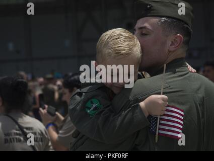 Le capitaine du Corps des Marines américain Joshua P. Hoppe, avec le 26e Marine Expeditionary Unit (MEU), embrasse son fils au Marine Corps Air Station New River, le 5 août 2018. Marines avec le 26e MEU est rentrée d'un déploiement de six mois en mer aux États-Unis, l'Afrique centrale et les zones d'opération de commandement européen. Banque D'Images