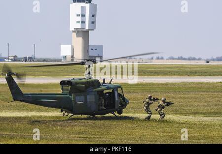 Les membres du 91e Escadron des Forces de sécurité de missiles et 54e Escadron d'effectuer un exercice au cours de la voisins du Nord et de l'espace d'Air Jour Show à la base aérienne de Minot, Dakota du Nord, le 4 août 2018. L'événement présentait des démonstrations aériennes par l'US Air Force Thunderbirds, Carlton Glider, B-25 Mitchell, T-33 Acemaker et plus encore. Banque D'Images