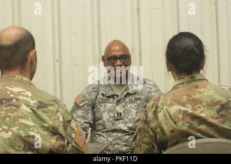 Cpt. Anthony Guerrero, un aumônier dans le 213e Groupe de soutien régional de la Garde nationale, New York offre une source d'inspiration et de réconfort pour les soldats pendant une séance de counseling au Centre National d'entraînement, Fort Irwin le 4 août. Guerrero aumônier fournit des soldats du 213thRSG relève, de confort et de connexion spirituelle durant la formation au NTC. Soldats à participer à une simulation de battefield NTC exercices d'évaluation de l'état de préparation au déploiement. Banque D'Images