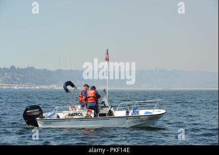Deux membres de la Garde côtière auxiliaire participer à des opérations sur le lac Washington pendant la 69e Festival annuel de Seafair Week-end à Seattle, le 4 août 2018. La Garde côtière auxiliaire 13e arrondissement est composé de volontaires civils en uniforme qui appuient ses missions tout au long de Washington, Oregon, Idaho et Montana. La Garde côtière américaine Banque D'Images