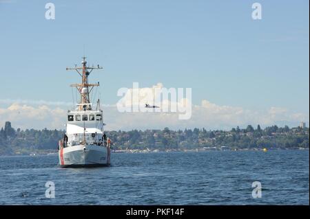 L'équipage de l'espadon garde-côte de fonctionner comme une plate-forme de sécurité mobile en tant que membre de la U.S. Navy Blue Angels effectue au-dessus du lac Washington à Seattle, le 4 août 2018. Les équipages de la Garde côtière canadienne une zone de sécurité sur le lac pendant le spectacle aérien pour assurer la sécurité du public contre les dangers potentiels associés à l'assemblée annuelle des activités aériennes. La Garde côtière américaine Banque D'Images