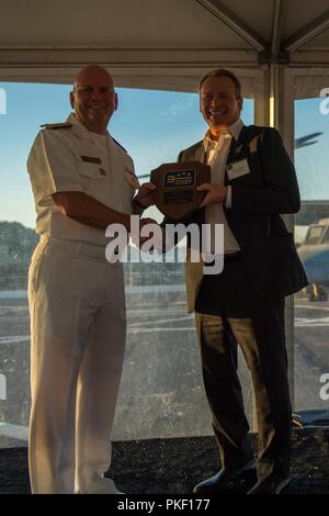 SEATTLE (4 août 2018) Vice-amiral. John D. Alexander, commander, U.S. 3e Flotte, remet une plaque à Stephen Metruck, directeur exécutif, port de Seattle, lors de la 3e réception à bord de la flotte de transport amphibie USS dock Somerset (LPD 25) lors de la 69 e semaine de la flotte Seafair annuel. Seafair Fleet Week est une célébration annuelle de la mer où les services marins, marines et de la Garde côtière des États-Unis en visite de membres de la Marine et des navires de la Garde côtière et des navires du Canada font de la ville un port d'escale. Banque D'Images