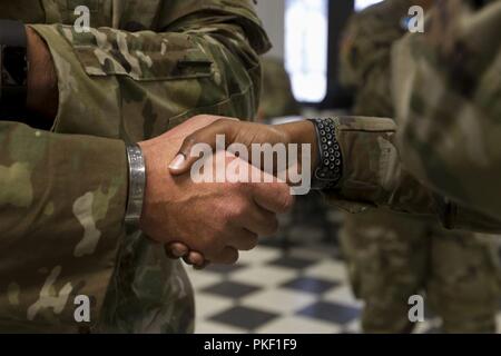 Des soldats de la réserve de l'armée américaine se serrer la main comme ils négocier points durant un exercice appelé Star Power, à Fort Meade, Maryland, le 25 juillet. Le Star Power simule la distribution inégale du pouvoir dans la société et son impact sur les individus. Des soldats de la réserve de l'Armée américaine à travers le pays engagés dans des discussions en classe et des exercices pour acquérir une meilleure compréhension de préjugés, de discrimination et de harcèlement au cours de dirigeants de l'égalité des chances du 22 au 27 juillet. L'égalité des chances ont servi de conseillers formateurs pour ce programme, organisé par la Police militaire 200e commande. Banque D'Images