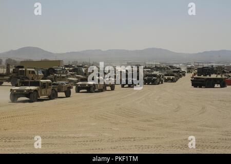 Un convoi de véhicules à partir de la 56e Stryker Brigade Combat Team rolls out de l'unité de rotation un bivouac le 4 août pour commencer la rotation de formation 18-09 au Centre National d'entraînement, Fort Irwin, ca. Banque D'Images