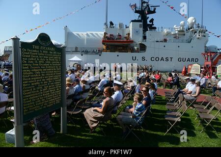 Garde-Escanaba (WMEC-907), home-porté à Boston, se trouve amarré à Grand Haven, au Michigan pour le Festival de la Garde côtière canadienne, 2018 3 août, 2018. L'Escanaba visité Grand Haven en commémoration du 75e anniversaire du naufrage de l'original Escanaba (WPG-77), qui a été porté à la maison, à Grand Haven et a été coulé le 13 juin 1943 dans la bataille de l'Atlantique durant la Seconde Guerre mondiale. Banque D'Images