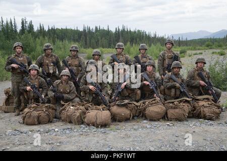 Marines avec la Compagnie Charlie, 1er Bataillon, 24e Régiment de Marines en compétition dans la 4e Division de marines, concours annuel de peloton posent pour une photo à Joint Base Elmendorf-Richardson, Anchorage, Alaska, 3 août 2018. Super Squad concours ont été conçus pour évaluer un 14-man d'infanterie tout au long d'un vaste domaine et l'évolution de tir réel. Banque D'Images