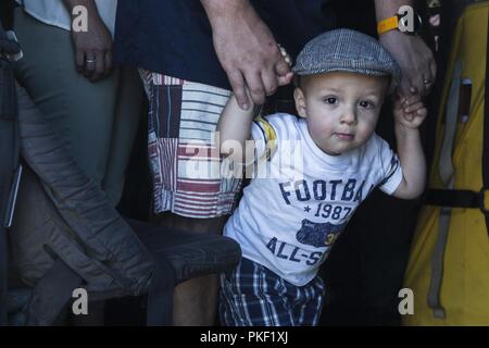 SEATTLE ( 5 août 2018) un enfant participe à une visite guidée à bord d'un quai de transport amphibie USS Somerset (LPD 25) durant la Semaine de Seattle. Seafair Fleet Week est une célébration annuelle de la mer où les services marins, marines et de la Garde côtière des États-Unis en visite de membres de la Marine et des navires de la Garde côtière et des navires du Canada font de la ville un port d'escale. ( U.S. Marine Corps Banque D'Images