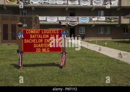 Les décorations sont en place pour les Marines et les marins du 26e Marine Expeditionary Unit arrivant accueil au Camp Lejeune, N.C. Le 5 août 2018. Marines et de marins avec la 26e MEU est rentrée d'un déploiement de six mois en mer aux États-Unis, l'Afrique centrale et les zones d'opérations de commandement européen. Banque D'Images