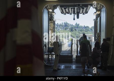 SEATTLE ( 5 août 2018) Les Marines américains et les marins à bord tours donner dock de transport amphibie USS Somerset durant la Semaine de Seattle. Seafair Fleet Week est une célébration annuelle de la mer où les services marins, marines et de la Garde côtière des États-Unis en visite de membres de la Marine et des navires de la Garde côtière et des navires du Canada font de la ville un port d'escale. ( U.S. Marine Corps Banque D'Images