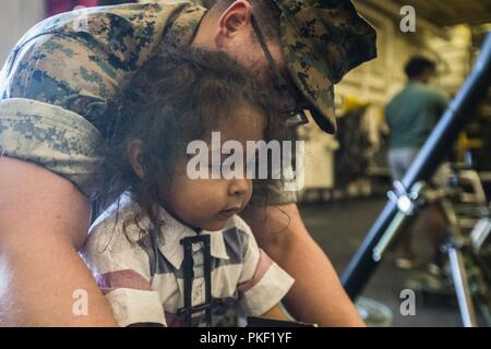 SEATTLE ( 5 août 2018) un enfant participe à une visite guidée à bord d'un quai de transport amphibie USS Somerset (LPD 25) durant la Semaine de Seattle. Seafair Fleet Week est une célébration annuelle de la mer où les services marins, marines et de la Garde côtière des États-Unis en visite de membres de la Marine et des navires de la Garde côtière et des navires du Canada font de la ville un port d'escale. ( U.S. Marine Corps Banque D'Images